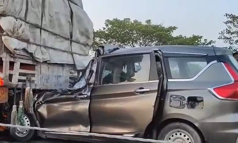 Six die after car rams into parked lorry