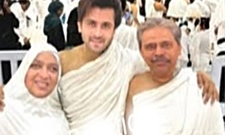 Fact check: Shoaib Ibrahim finally performs Umrah with parents?