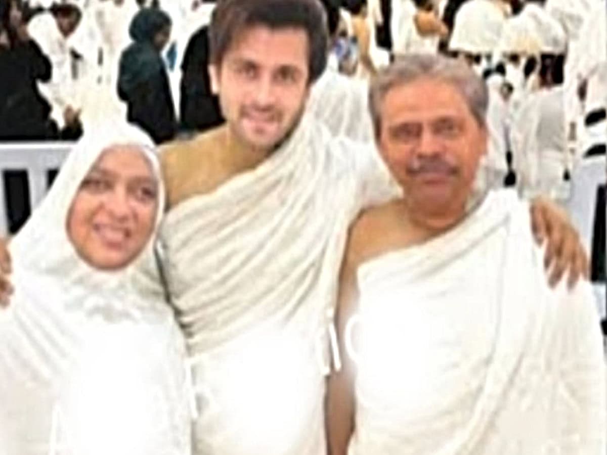 Fact check: Shoaib Ibrahim finally performs Umrah with parents?