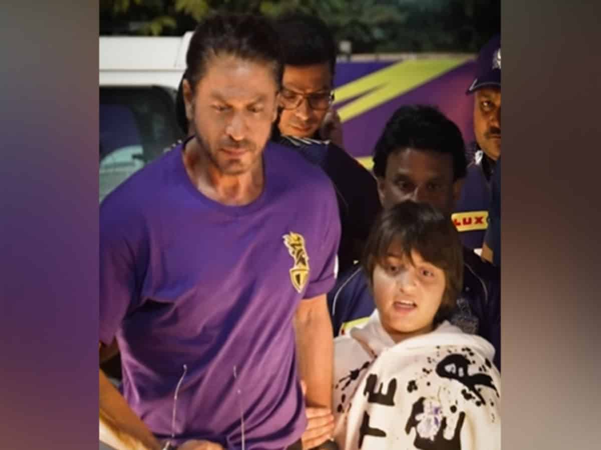 SRK attended KKR vs PBKS match with son AbRam