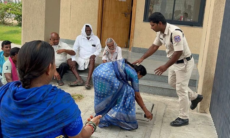 Telangana: Lambada farmers fall at police’s feet over paddy procurement issue
