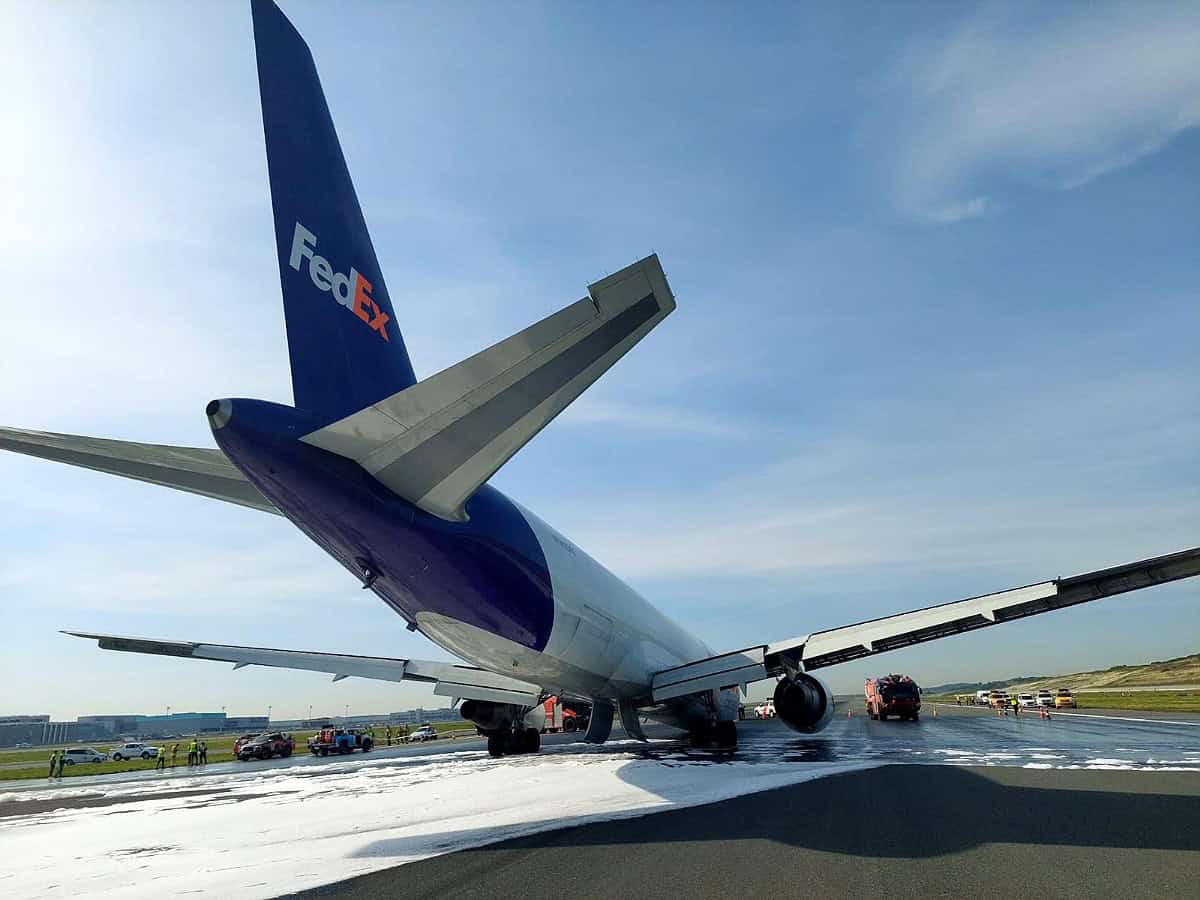 Video: Boeing cargo plane land at Istanbul without front wheels