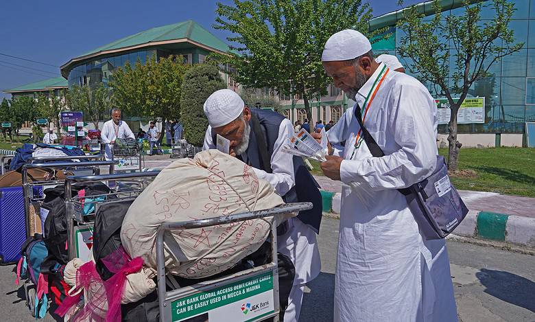 1st batch of 642 Haj pilgrims leave for Saudi Arabia from Srinagar
