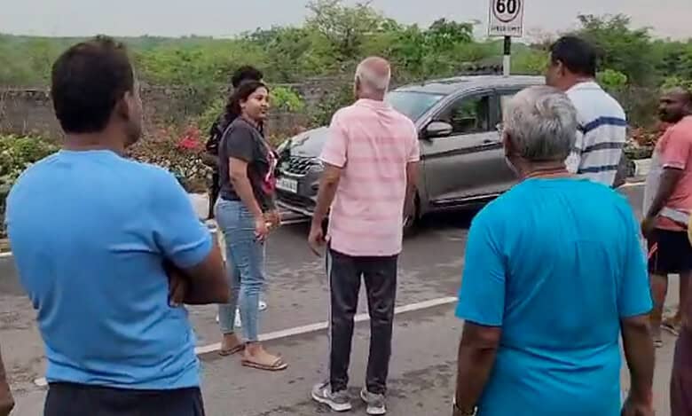 Hyderabad: Ruckus at Nagole after public objects to duo drinking on road