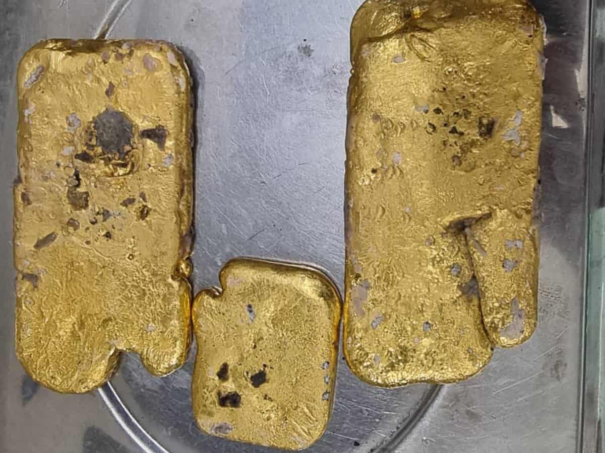 Two Indians from Dubai held at Delhi airport for smuggling gold