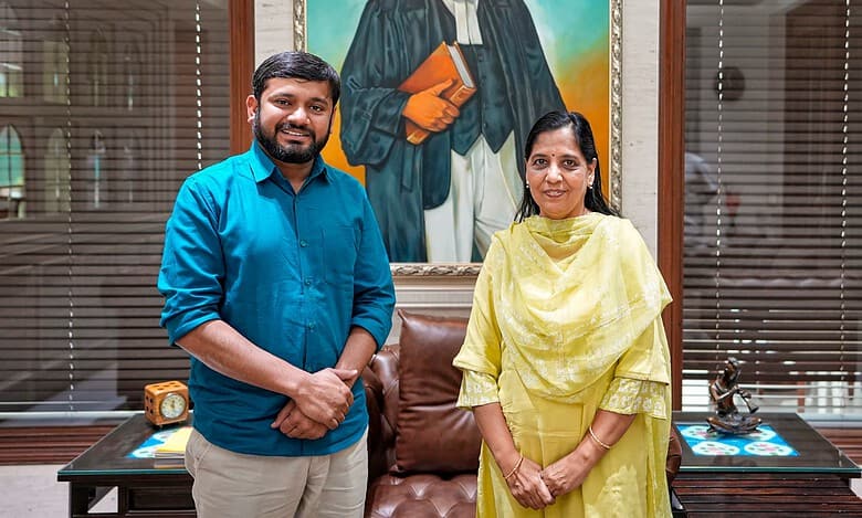 Congress NE Delhi candidate Kanhaiya Kumar meets Kejriwal's wife