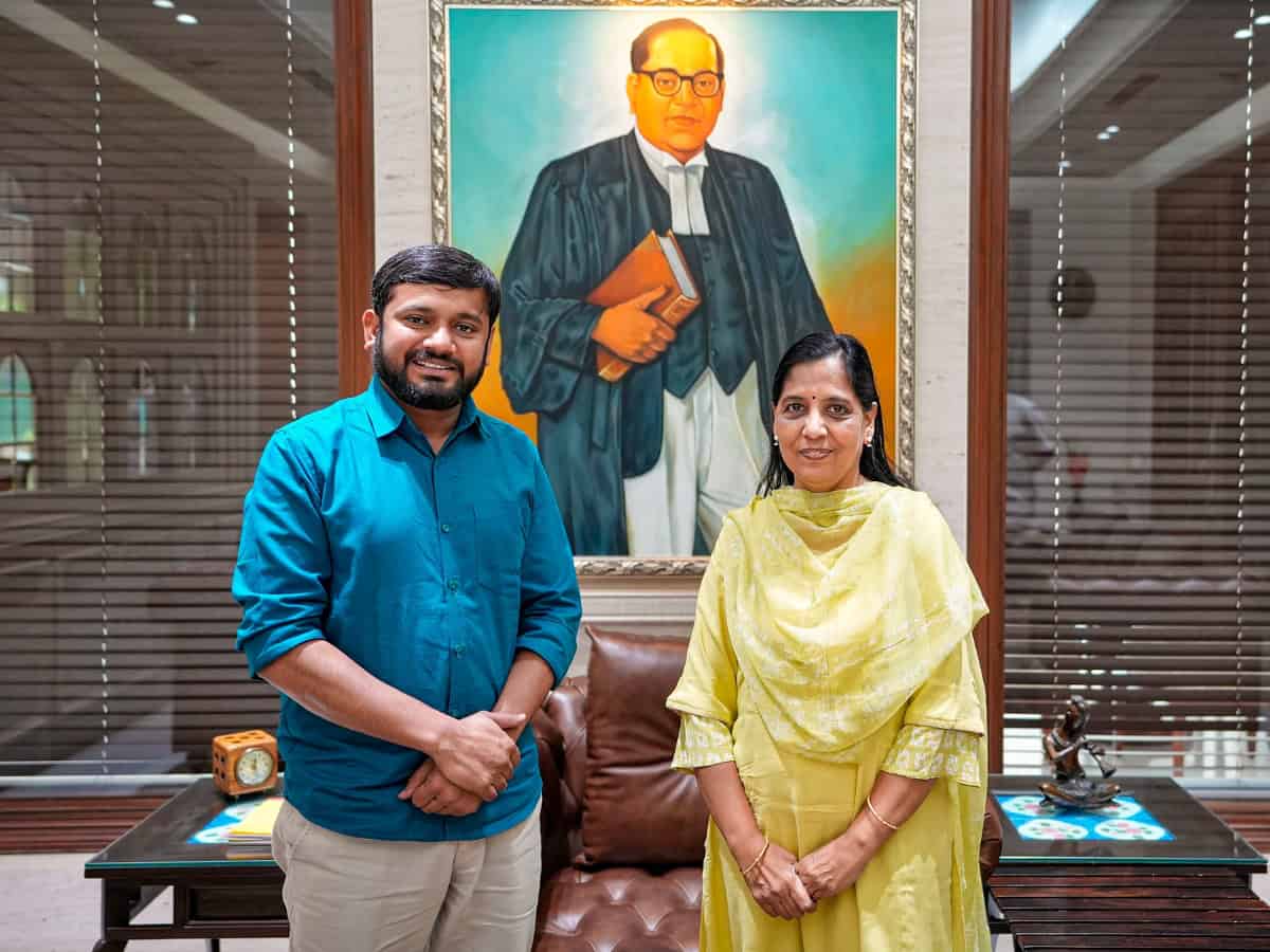 Congress NE Delhi candidate Kanhaiya Kumar meets Kejriwal's wife
