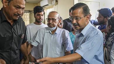 Kejriwal casts ballot, says people voting against dictatorship