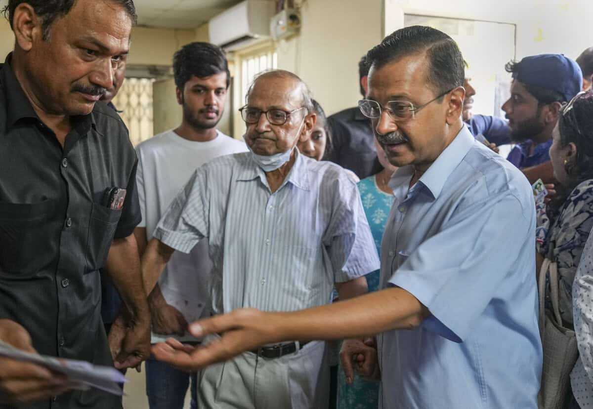 Kejriwal casts ballot, says people voting against dictatorship