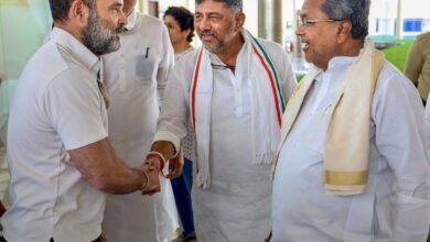 Rahul Gandhi being received Chief Minister Siddaramaiah and DK Shivkumar, in Shimoga
