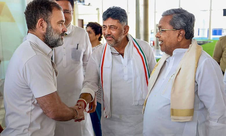 Rahul Gandhi being received Chief Minister Siddaramaiah and DK Shivkumar, in Shimoga