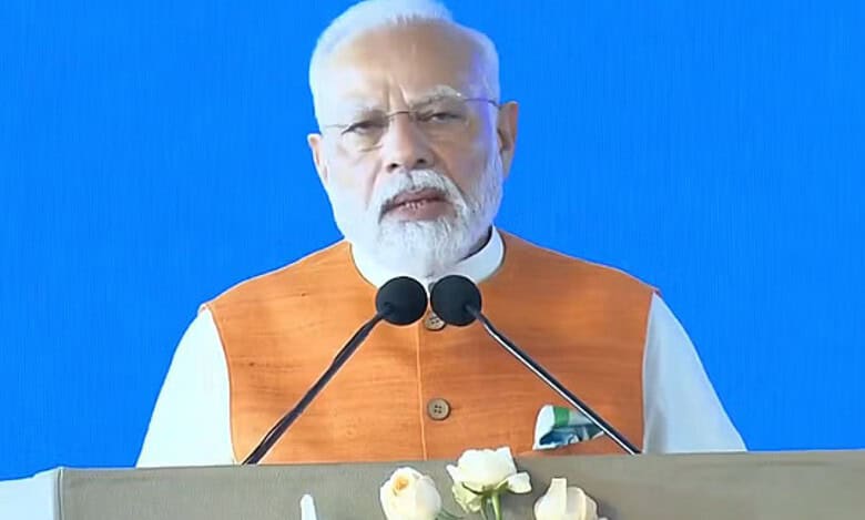 Prime Minister Narendra Modi says that Congress is trying to make Hindus the second-class citizens of this country by giving reservations to Muslims.