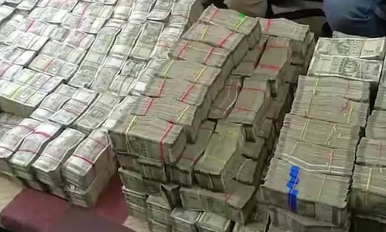 Andhra polls: Minivan collides lorry, cash worth Rs 7 crore fell off on the road