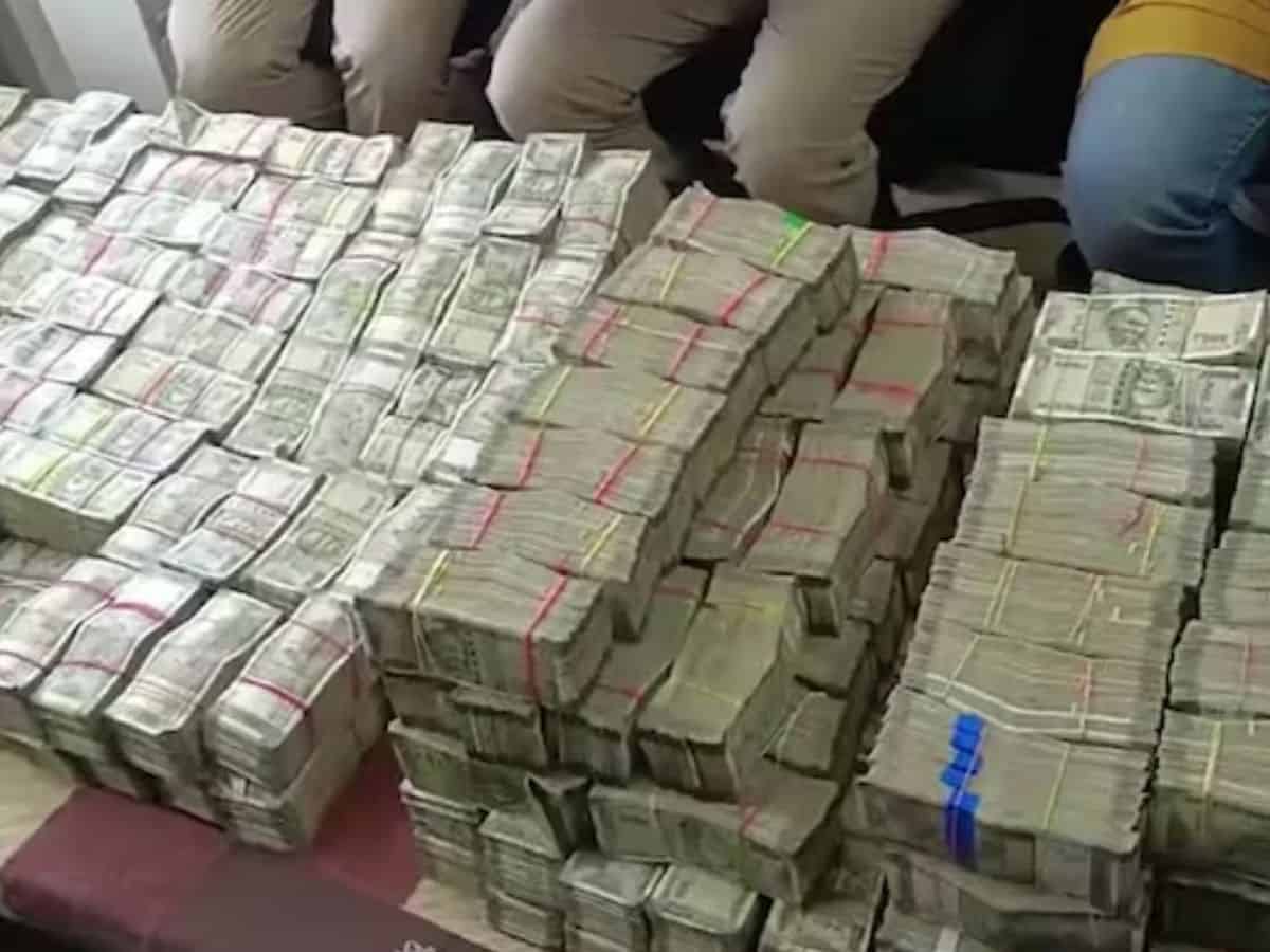 Andhra polls: Minivan collides lorry, cash worth Rs 7 crore fell off on the road