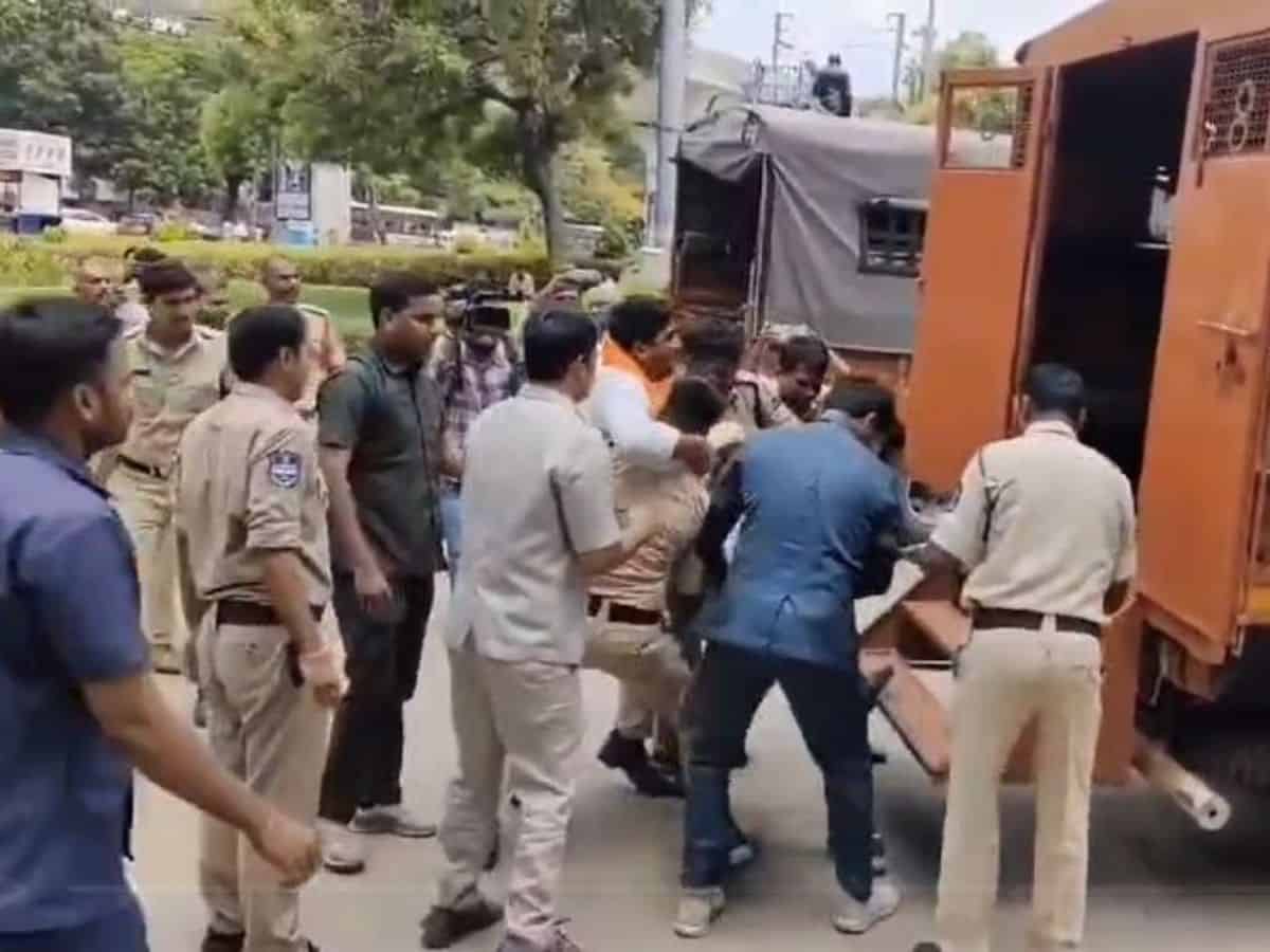 The activists of BJP’s youth wing threaten the State government that the next time they will enter the assembly and protest if Congress’ assurances to the youth aren’t fulfilled.