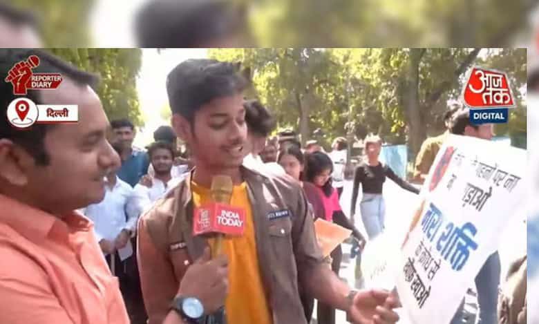 Aaj Tak reporter in conversation with a student at the protest.