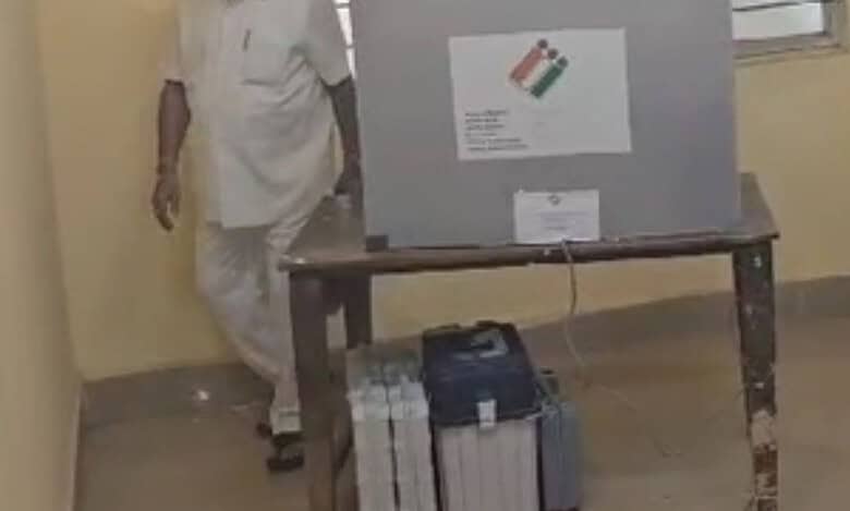 Yediyurappa family casts vote in karnataka