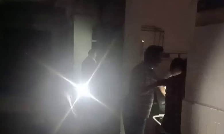 Power cut forces doctors to use phone torchlights at govt hospital