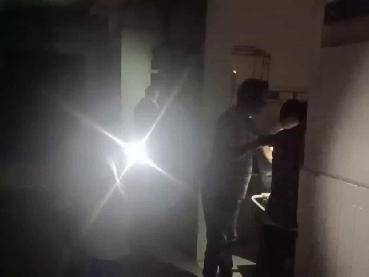 Power cut forces doctors to use phone torchlights at govt hospital