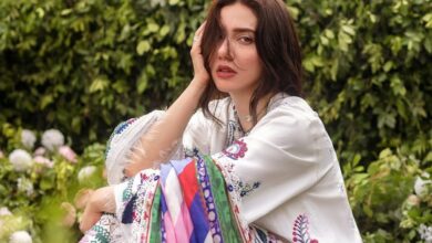 Watch: Audience disrespects Mahira Khan, throws objects at her