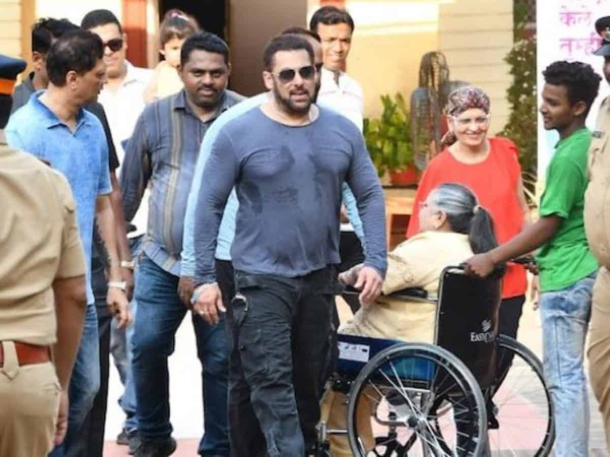 LS Polls: Salman Khan arrives in style to cast his vote in Mumbai