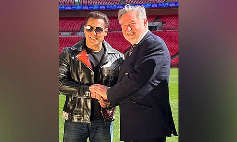 Salman Khan poses with UK MP Barry Gardiner, latter says 'Tiger is alive and is in London'