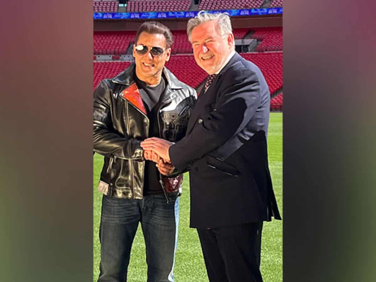 Salman Khan poses with UK MP Barry Gardiner, latter says 'Tiger is alive and is in London'