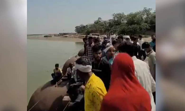 UP: Man dies of snakebite, family puts body in Ganga for revival