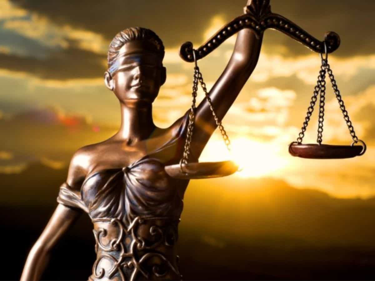 Five people who were loitering on the roads at night were sentenced to five days in prison by a city court on Tuesday.