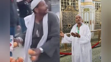 Egyptian vendor who throws oranges into Gaza aid truck performs Haj