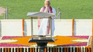 Modi pays tribute at Mahatma Gandhi memorial