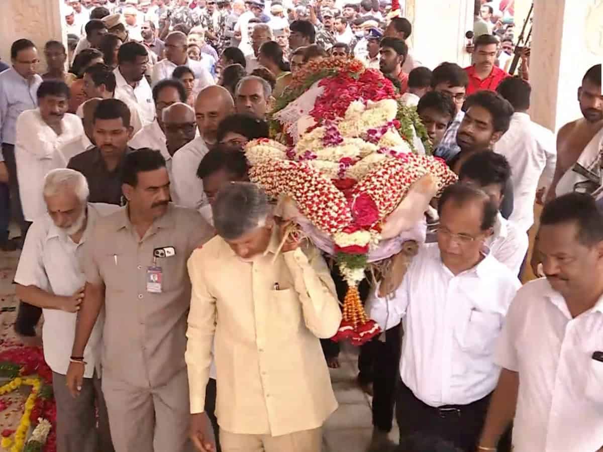 Family, friends bid tearful adieu to media baron Ramoji Rao in Hyderabad
