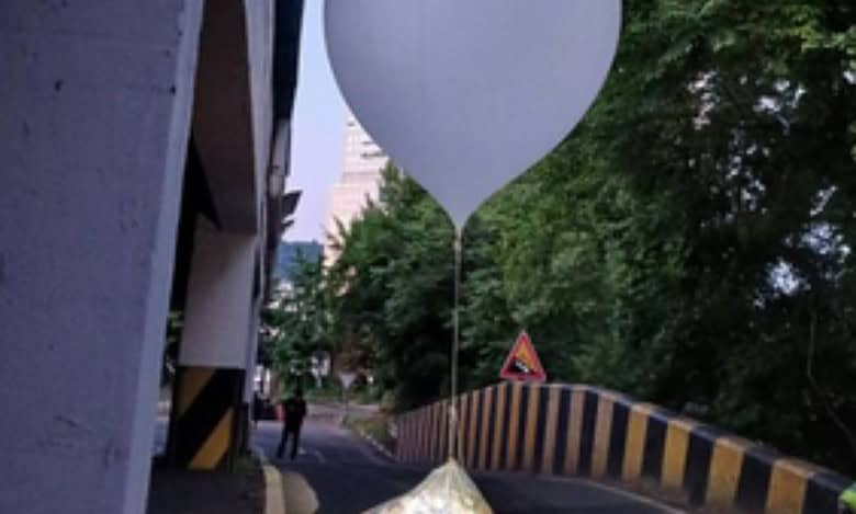 Trash carrying balloons
