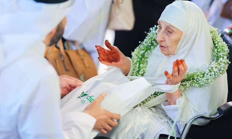 130-year-old Algerian woman gets warm welcome as she arrives to perform Haj