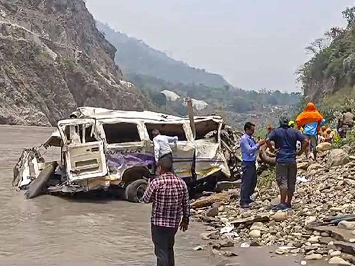 10 killed, 13 injured as tempo traveller falls into gorge in Uttarakhand