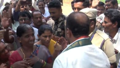 Minister Komatireddy Venkat Reddy leaves the scene, saying there is nothing he can do about the land acquisition for Nalgonda ORR, but assured Indiramma Illu for the land oustees.