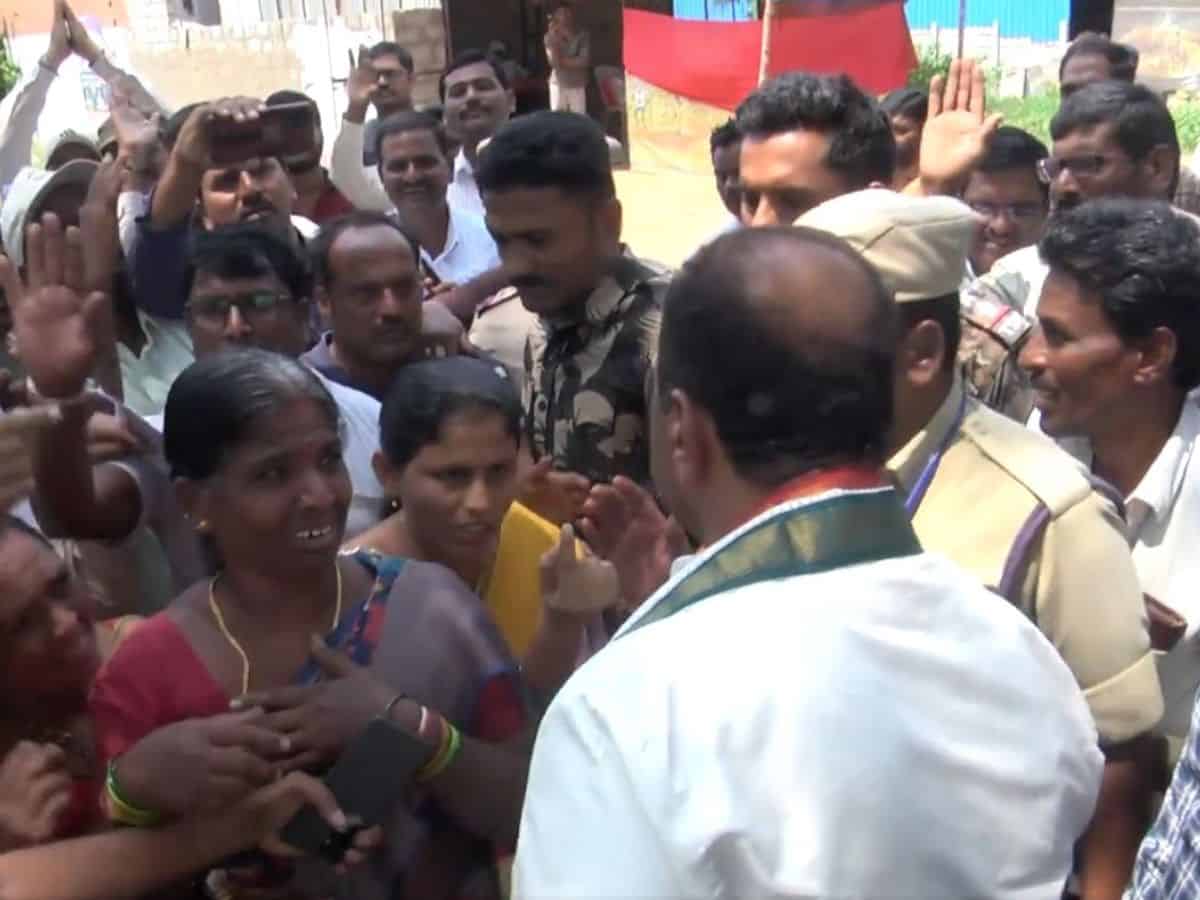 Minister Komatireddy Venkat Reddy leaves the scene, saying there is nothing he can do about the land acquisition for Nalgonda ORR, but assured Indiramma Illu for the land oustees.