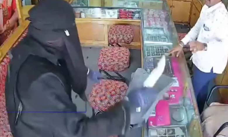 Medchal police crack the 'Jagadamba Jewellers' robbery case within 24 hours and arrest two persons