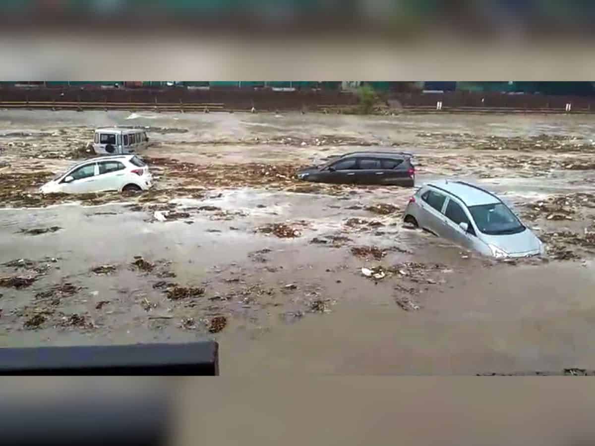 U'khand: Heavy rain lashes Haridwar, cars swept away in flooded Sukhi river
