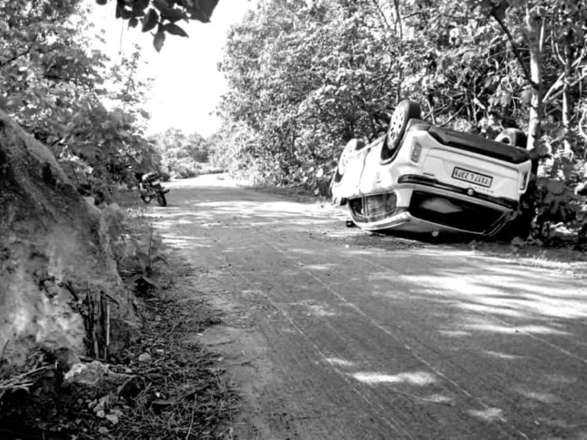 Prabhakar and his wife Lalitha were returning home from their relatives place in Mopal mandal late Tuesday night when the accident happened.