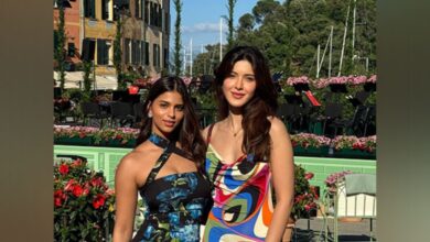 Suhana Khan drops stunning pics with bff Shanaya Kapoor from Italy