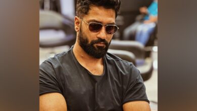 Vicky Kaushal flaunts new hairstyle, fans say 'Was dying to see you back like this'