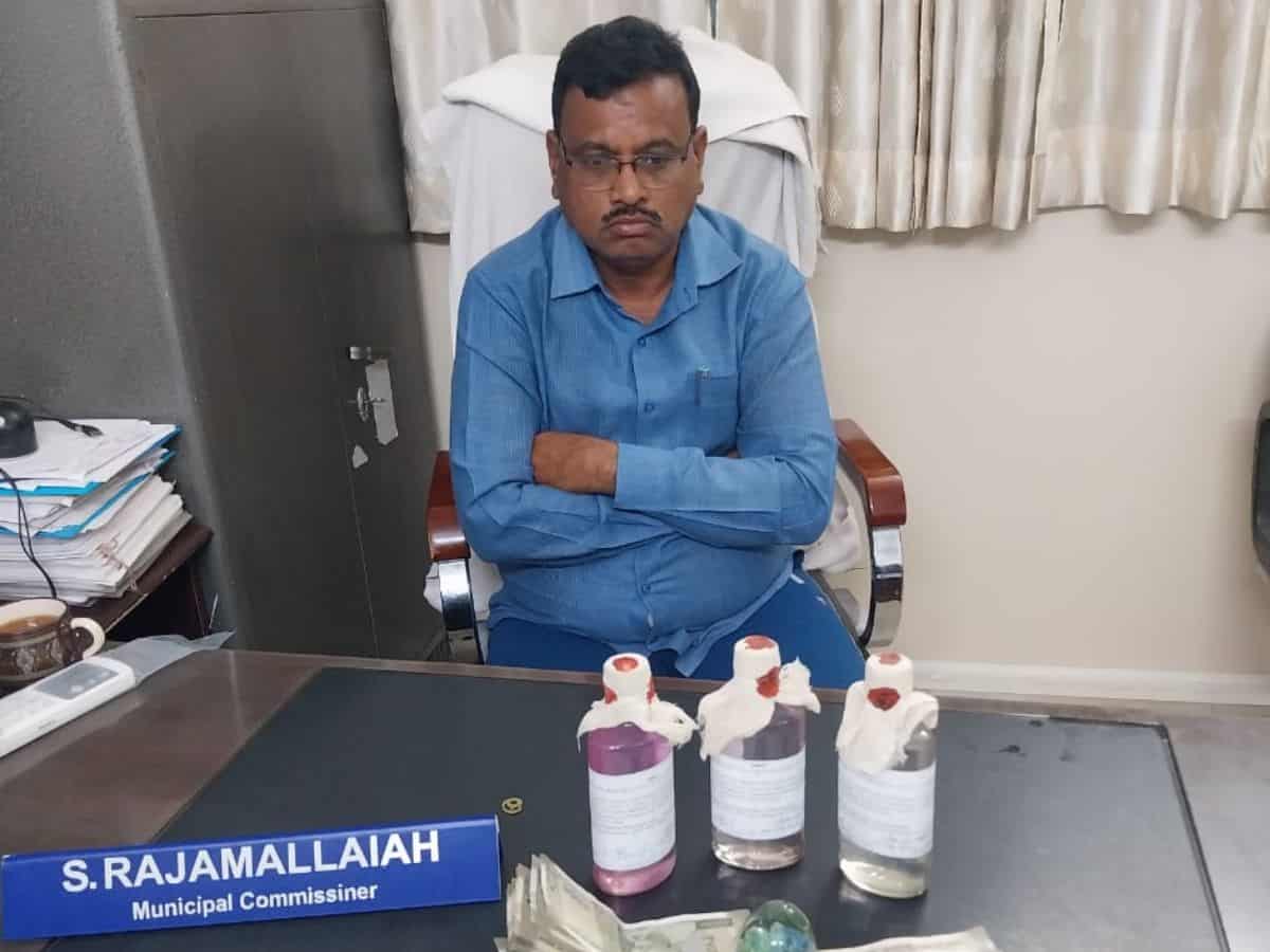 Hyderabad: Dammaiguda municipal commish held for taking Rs 30K bribe
