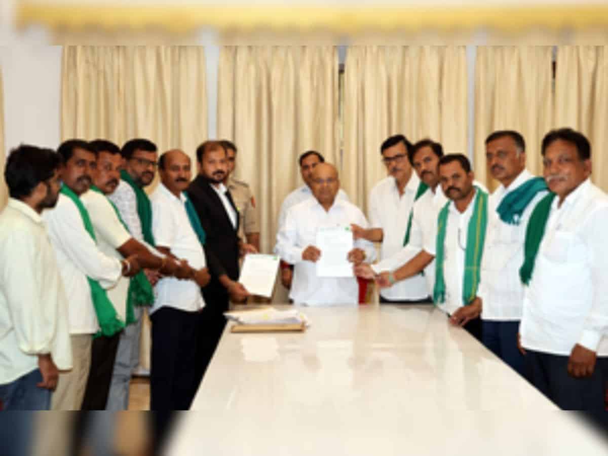 Farmers with Karnataka Guv Thawar
