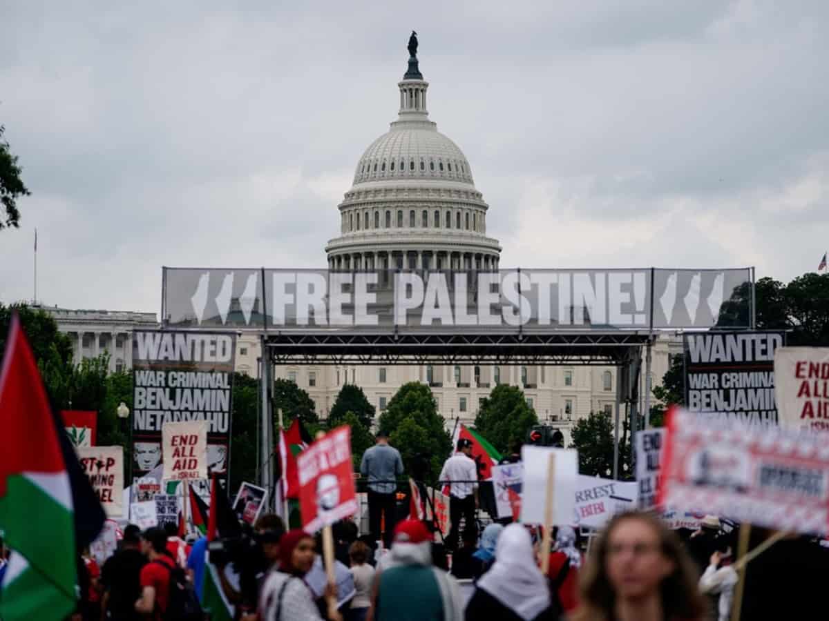 Protestors raise Palestinian flag, take down and burn US flag near Congress