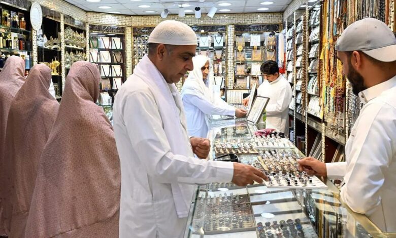 Saudi Arabia: Haj pilgrims bid farewell to Madinah; buy gifts, souvenirs