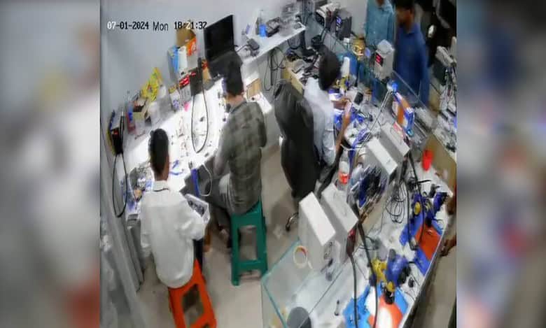 Video: 7 vandalise mobile repair shop in Hyderabad, arrested