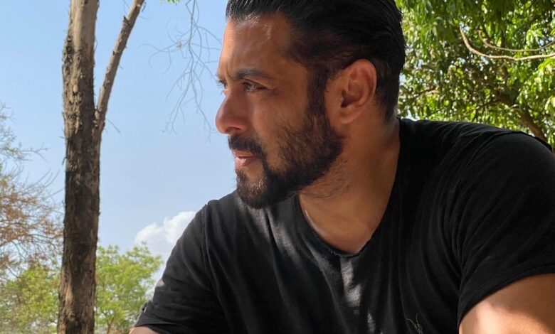 Salman Khan leaves fans in frenzy with his new picture amid 'Sikandar' shooting