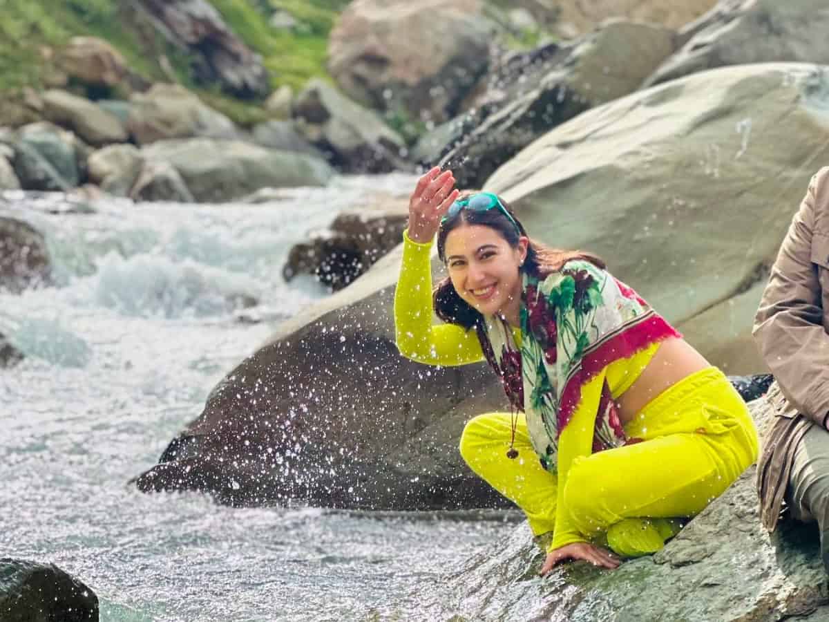 Sara Ali Khan enjoys Kashmiri delicacies, relishes roti & Kahwa