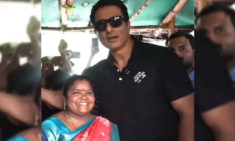Sonu Sood meets Hyderabadi food stall owner Kumari Aunty